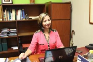 Maigualida Mendoza está encargada de la dirección, supervisión, planificación y gestión de la biblioteca. Foto: Kalia González