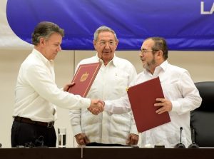Santos y Timochenko firmaron acuerdo en La Habana. photo credit: Firma de Acuerdo de Paz Colombia-FARC via photopin (license)